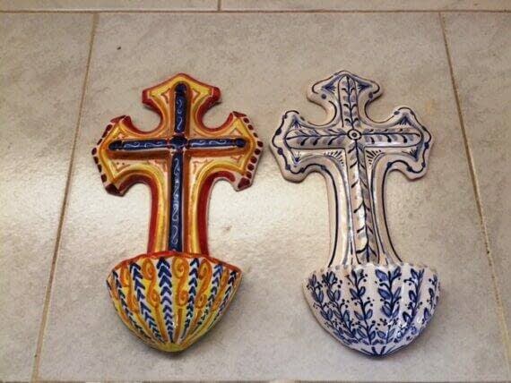 Benditera Cruz De Ceramica Artesana De Biar 1 570x428 